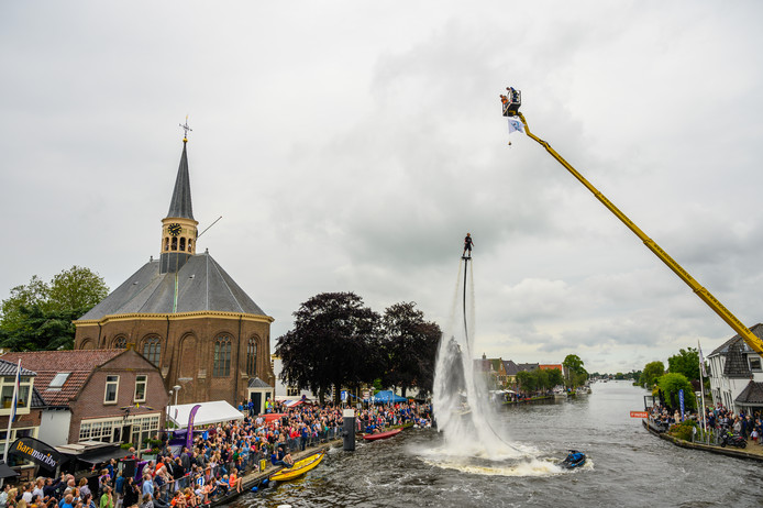 Flyboarder Bo Krook haalt een nieuw record door 22 meter hoog te flyboarden in Woubrugge