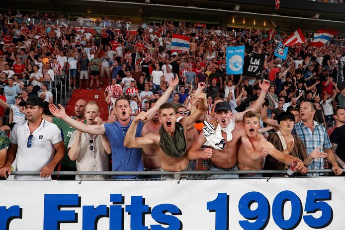 PSV op zondagavond, van de supporters hoeft het niet PSV supporters willen rust in de tent | Foto | ed.nl