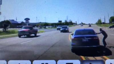 Held springt in rijdende auto van man met beroerte