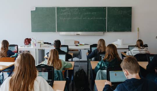 Bijna één op de zeven leerlingen laat huiswerk volledig door AI maken: ‘Het gevaar is dat de mensheid op termijn niet meer zelf kan nadenken’