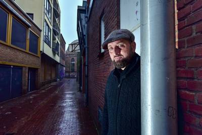 Hans Jungerius neemt tv-kijker mee naar rauwe plekken met een verhaal