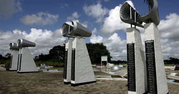 FC Twente-speler Jesse Bosch onder indruk van SLM-monument ...