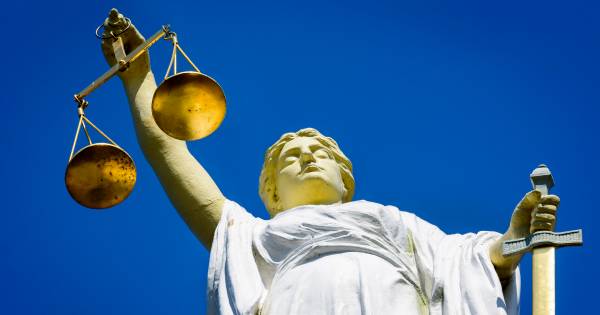 Achttien jaar cel voor moordpoging op klaarlichte dag op zus en haar vriend - AD.nl