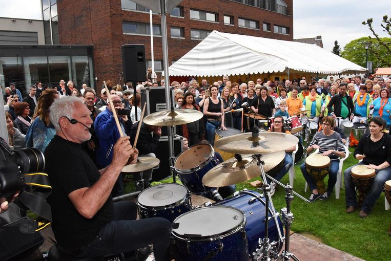 Tachtig drummers jammen met Golden Earring op Koningsdag | Baarle-Hertog | Regio | HLN