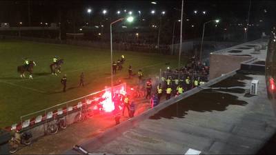 Helmond Sport-fans gooien met stenen en vuurwerk naar politie