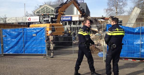 VIDEO: Plofkraak verwoest pand Rabobank in Vinkel | 's-Hertogenbosch | bd.nl - BD.nl