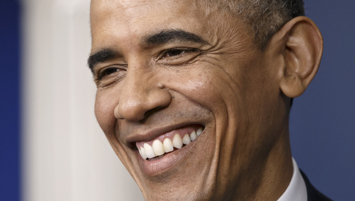 Барак Обама улыбается