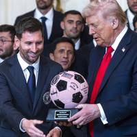 ▶ ‘Nee, papa heeft wel andere katjes te geselen’: Trump zorgt voor gênante kampioensviering van Inter Miami in het Witte Huis
