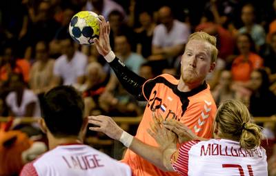 Handballers buigen diep voor Denemarken
