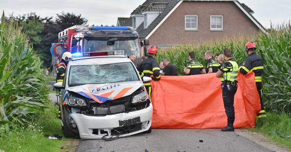 Scooterrijder overleden na botsing politiewagen in Heukelom | Binnenland - AD.nl