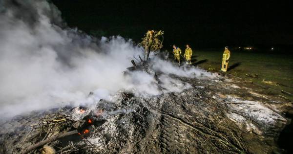 Boer steekt snoeiafval aan in Vlierden op niet toegestaan tijdstip, brandweer rukt groots uit - Eind