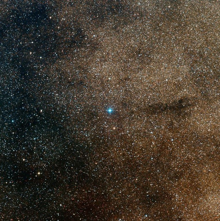 De jonge ster HD 163296 en haar omgeving.