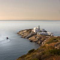 Toeristen ontdekken het ‘onontdekte’ Griekse eiland Sifnos, tot verdriet van bewoners. ‘Hoezo zijn die zwembaden nodig?’