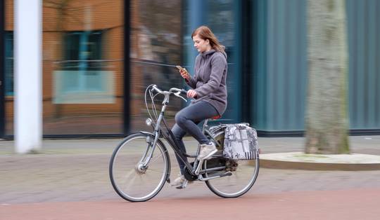 Elke dag 8 fietsers beboet voor gsm-gebruik achter het stuur: ‘Niet logisch dat zelfde bedrag geldt als voor auto’s’