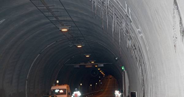 IJspegels van een meter zorgen voor overlast, Westerscheldetunnel twee keer per dag dicht - BN DeSte