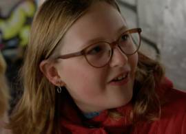 Isa in ‘Niet klein te krijgen’ over het overlijden van haar tweelingzus: “Je kan het gewoon niet omschrijven”