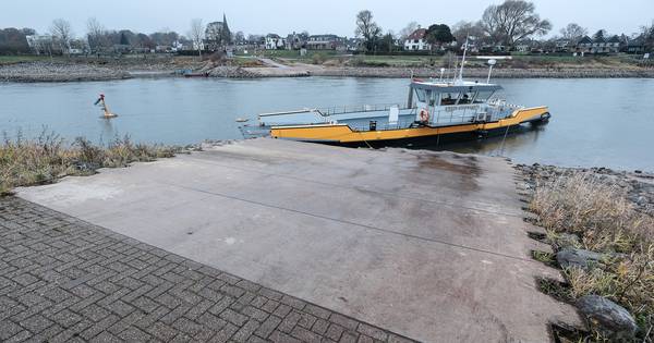 Pontveren Bronkhorst en Olburgen uit de vaart | Hoogwater 2020 - De Gelderlander