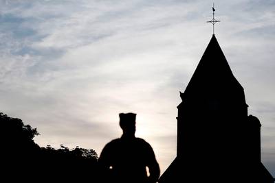Vier verdachten naar assisen verwezen voor terroristische moord op Franse priester in 2016