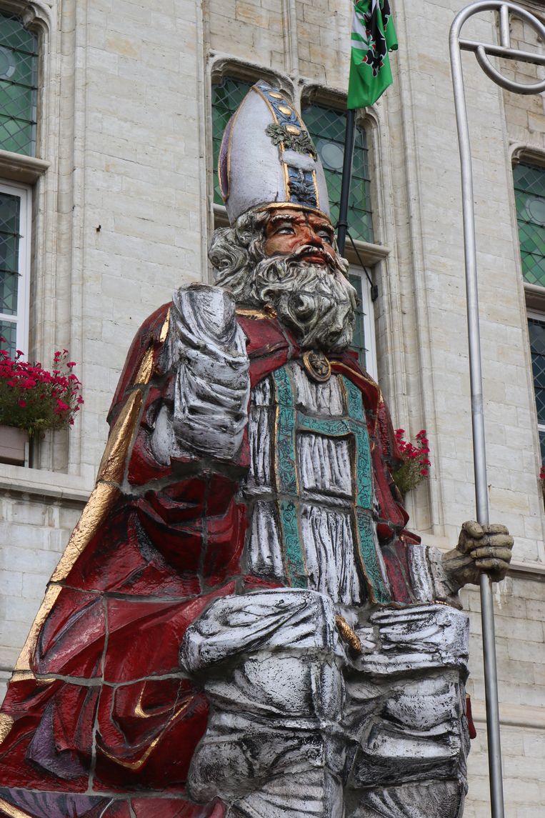 Sinterklaas is door het vandalisme zijn rechterhand kwijtgespeeld.