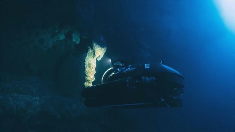 Richard Branson zakte met een duikboot af naar de bodem van het 'Great Blue Hole'.