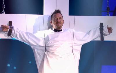 Johnny de Mol draagt humane boodschap op aan Anouk en zoontje