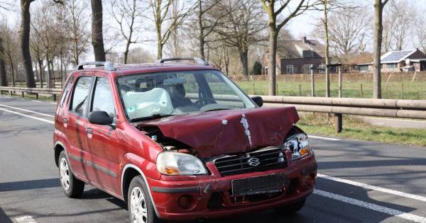 Auto rijdt achterop aanhanger op N324 bij Reek - BD.nl