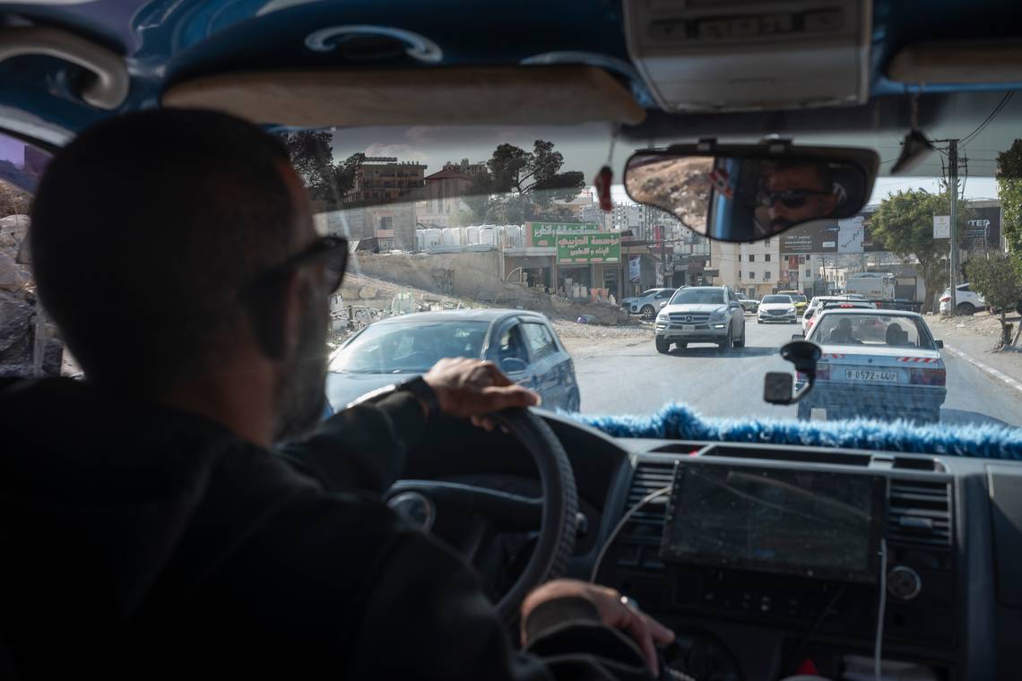 Israëliërs zijn zo thuis, maar voor de Palestijnen op de Westoever duurt elk busritje uren: ‘Natuurlijk zijn we boos, maar wat kunnen we doen?’