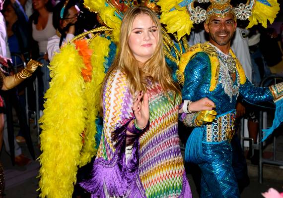 Amalia steelt de show op Aruba in een designerponcho
