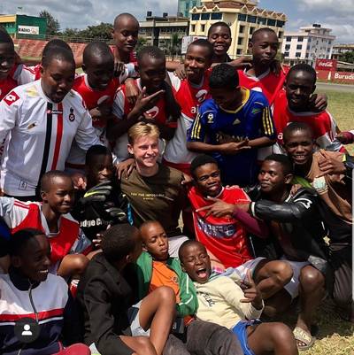 Daan (21) uit Goor stomverbaasd: Frenkie de Jong duikt op bij zijn voetbalschool in Tanzania