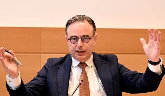 Premier De Wever: ‘Geen geld voor energiesteun’, maar laat deur op kier voor belasting op overwinsten van bedrijven die winst maken op de crisis