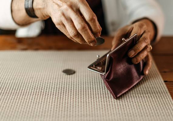 Helga (71): “Ik voel me schuldig als ik geld uitgeef aan luxeproducten en vakanties”