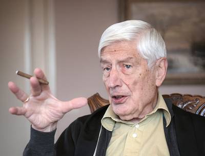 Oud-premier Van Agt getroffen door hersenbloeding