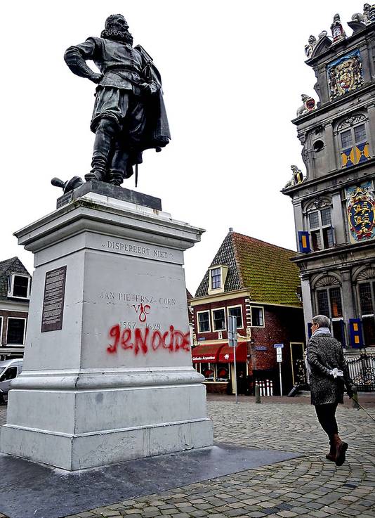 Het bekladde beeld van Jan Pietersz Coen in Hoorn.