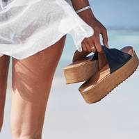 Zó verwijder je teen- en voetafdrukken uit je sandalen en slippers