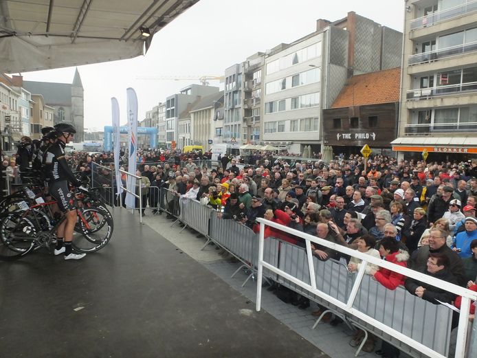 Markt overrompeld voor Nokere Koerse | Deinze | hln.be