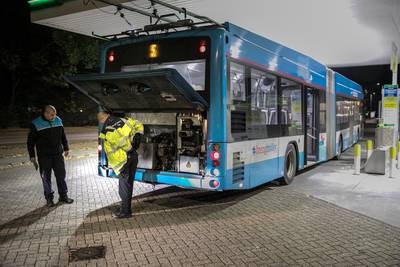 Auto botst tegen achterkant van trolleybus in Arnhem