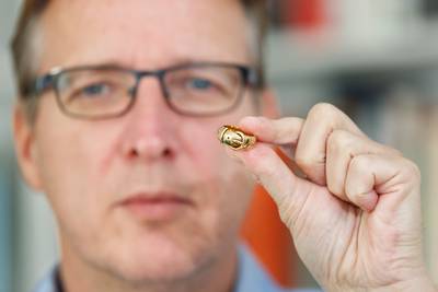 De Nederlandse ‘Indiana Jones van de kunstwereld’ vindt verdwenen ring Oscar Wilde