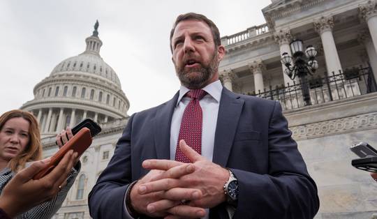 ▶ De voormalige MMA-vechter die bijna op de vuist ging in de Senaat: dit is Trumps nieuwe minister van Binnenlandse Veiligheid