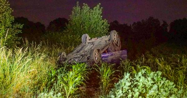 Auto belandt op de kop in weiland in Budel-Schoot, bestuurder spoorloos - Eindhovens Dagblad