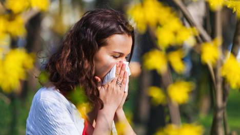 Steeds meer mensen allergisch aan pollen: “De helft ontwikkelt vroeg of laat ook een allergie voor voedsel”