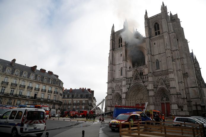 Pompiers en intervention à la cathédrale de Nantes, ce samedi