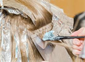 Hoe slecht is het om je haar te blonderen?