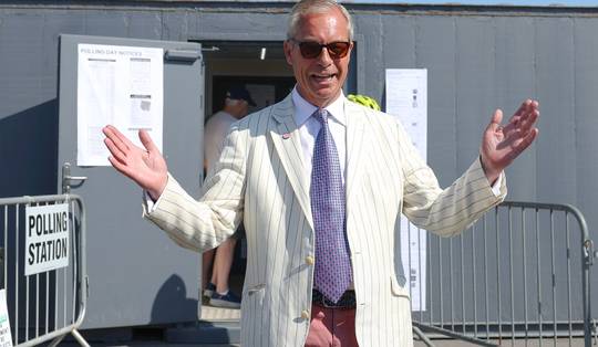 Nigel Farage haalt het van Count Binface in zelf uitgelokte tussentijdse verkiezingen en keert zoals verwacht terug in het parlement