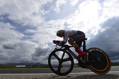 Britse wielrenster krijgt na reis van 15.000 km te horen dat ze niet mee mag doen