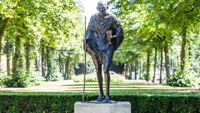 Aan dit beeld van Gandhi ging 17 jaar gesteggel vooraf