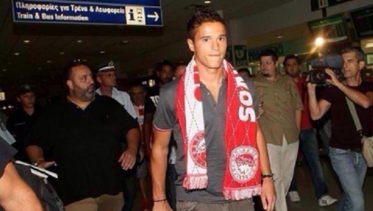 Afellay Gespot In Athene Met Rood Witte Sjaal Olympiakos Buitenlands Voetbal Sport Hln