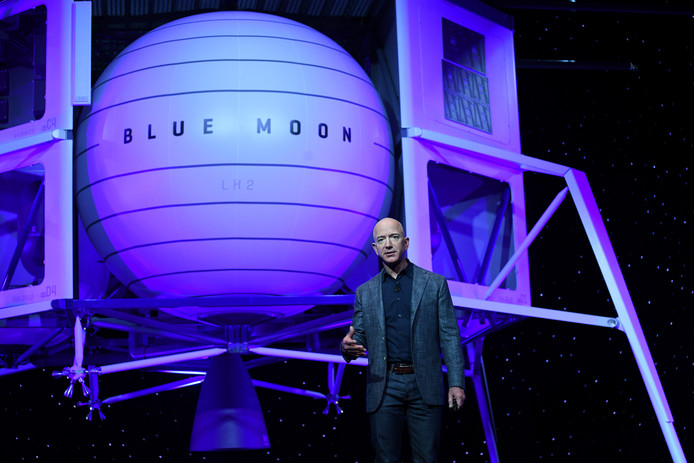 Jeff Bezos met zijn maanlander Blue Moon.