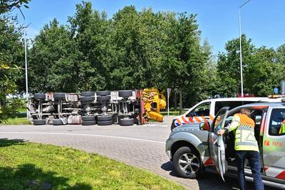 Betonwagen kantelt op rotonde in Zevenbergschen Hoek