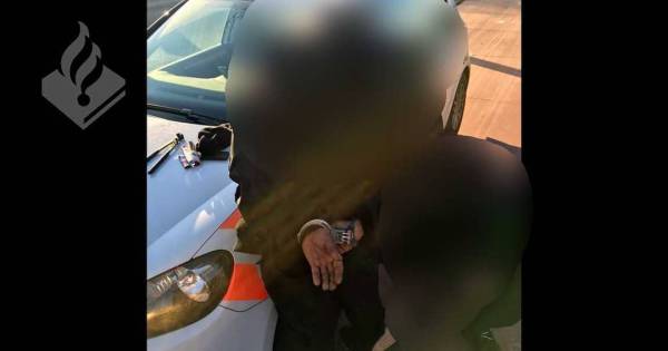 Dieven proberen voor ogen van agenten fiets in auto te laden in Teteringen