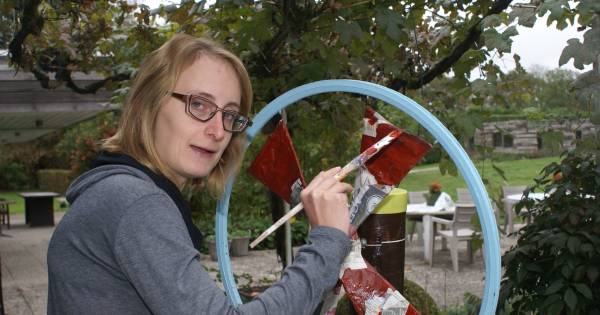 Met een penseel in de hand telt Britt (26) weer mee, nu exposeert ze met lotgenoten in Tilburg